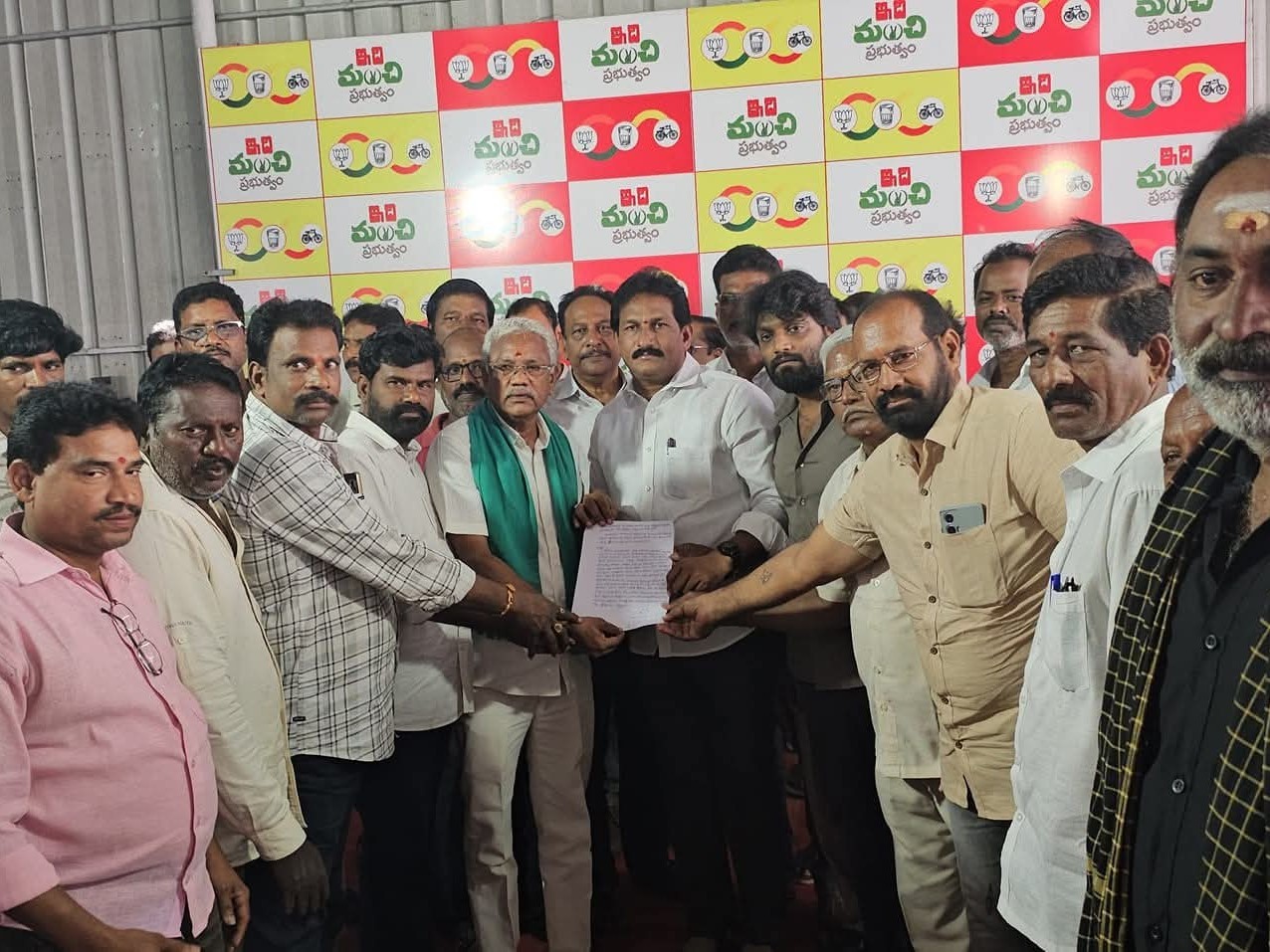 ఎమ్మెల్యే దృష్టికి రైతుల సమస్యలు