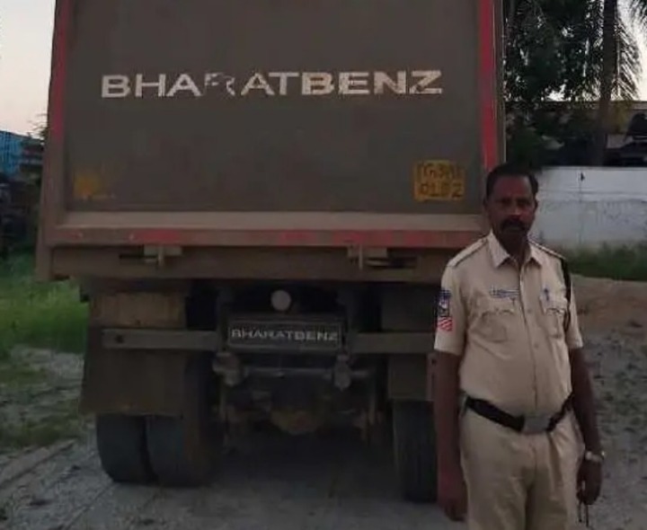 అక్రమంగా మొరం తరలిస్తున్న టిప్పర్ పట్టివేత