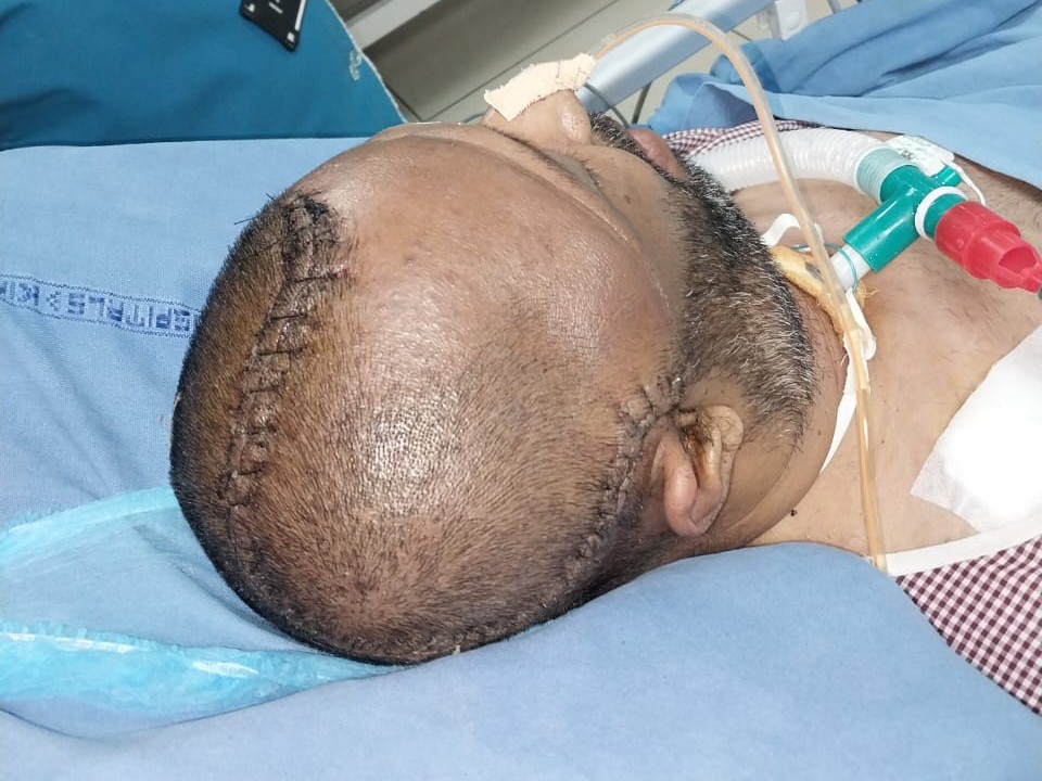 సహాయం కోసం ఎదురు చూస్తున్న బాధితుడు