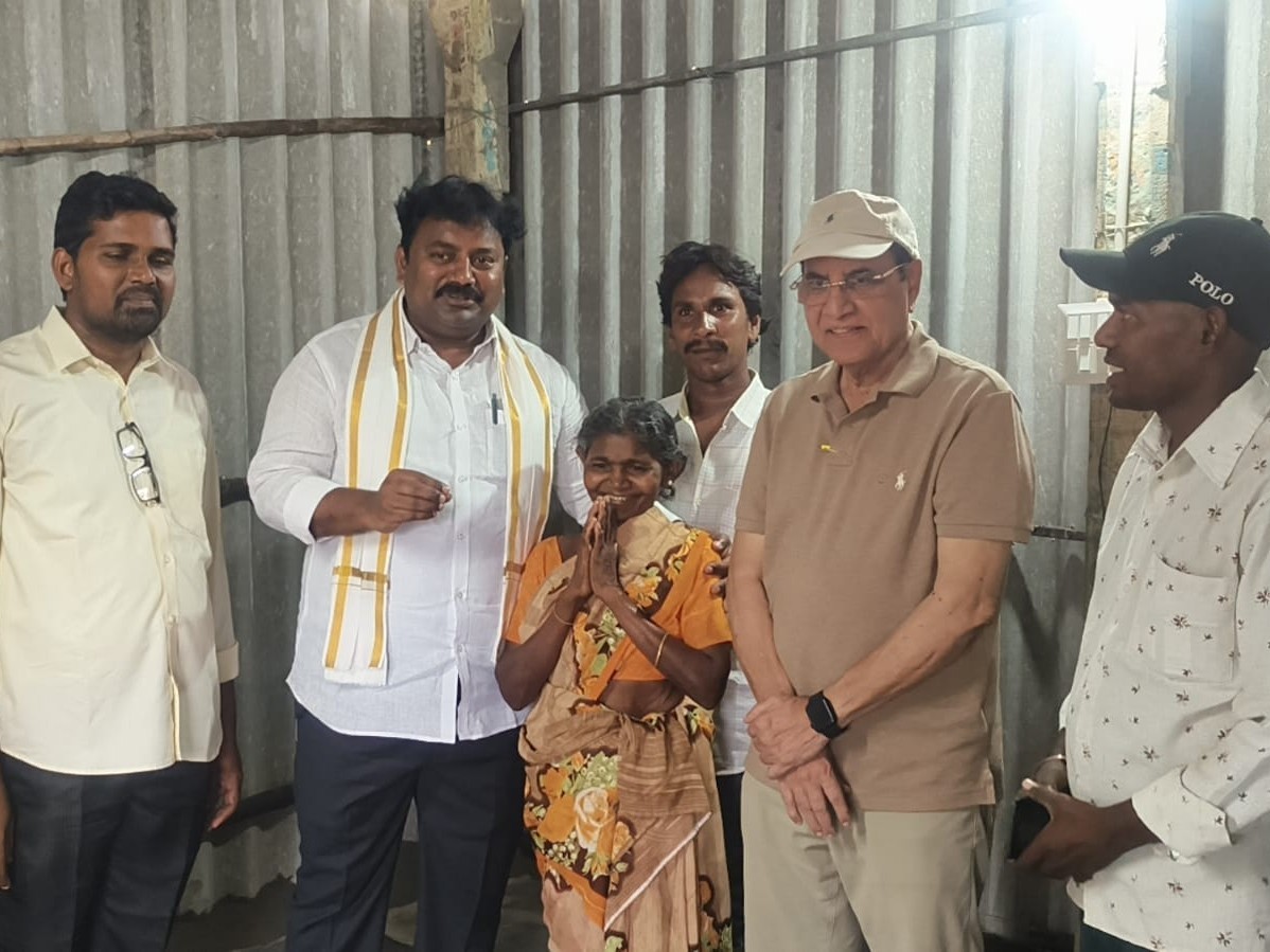 తుఫాన్ బాధితురాలను సందర్శించిన ఎమ్మెల్యే