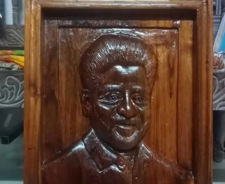 టేకు కర్రతో సీఎం రేవంత్ రెడ్డి చిత్రపటం