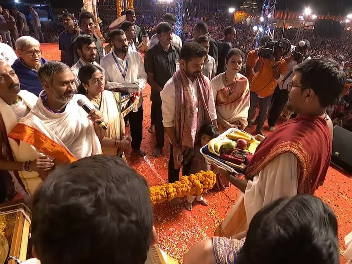 పట్టు వస్త్రాలు సమర్పించిన సీఎం దంపతులు