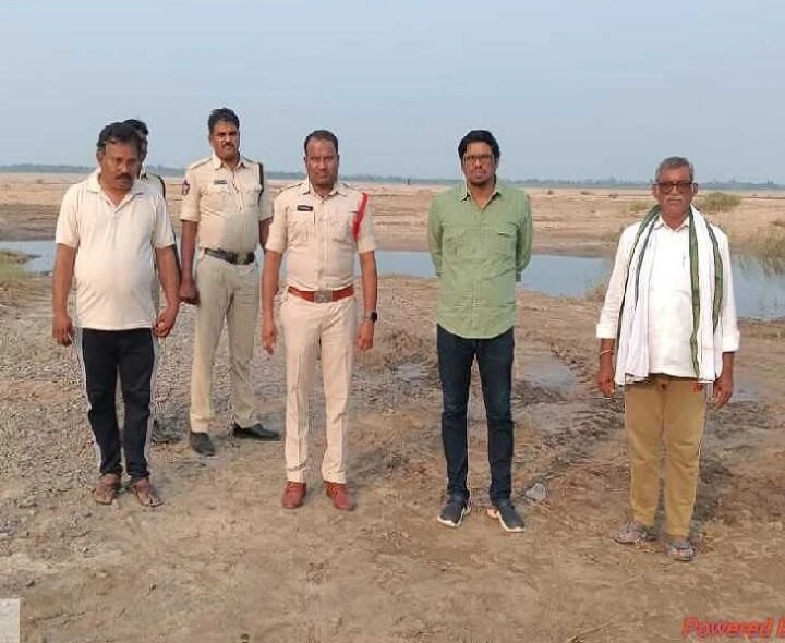 అక్రమ ఇసుక రవాణా.. 9 ట్రాక్టర్లు సీజ్