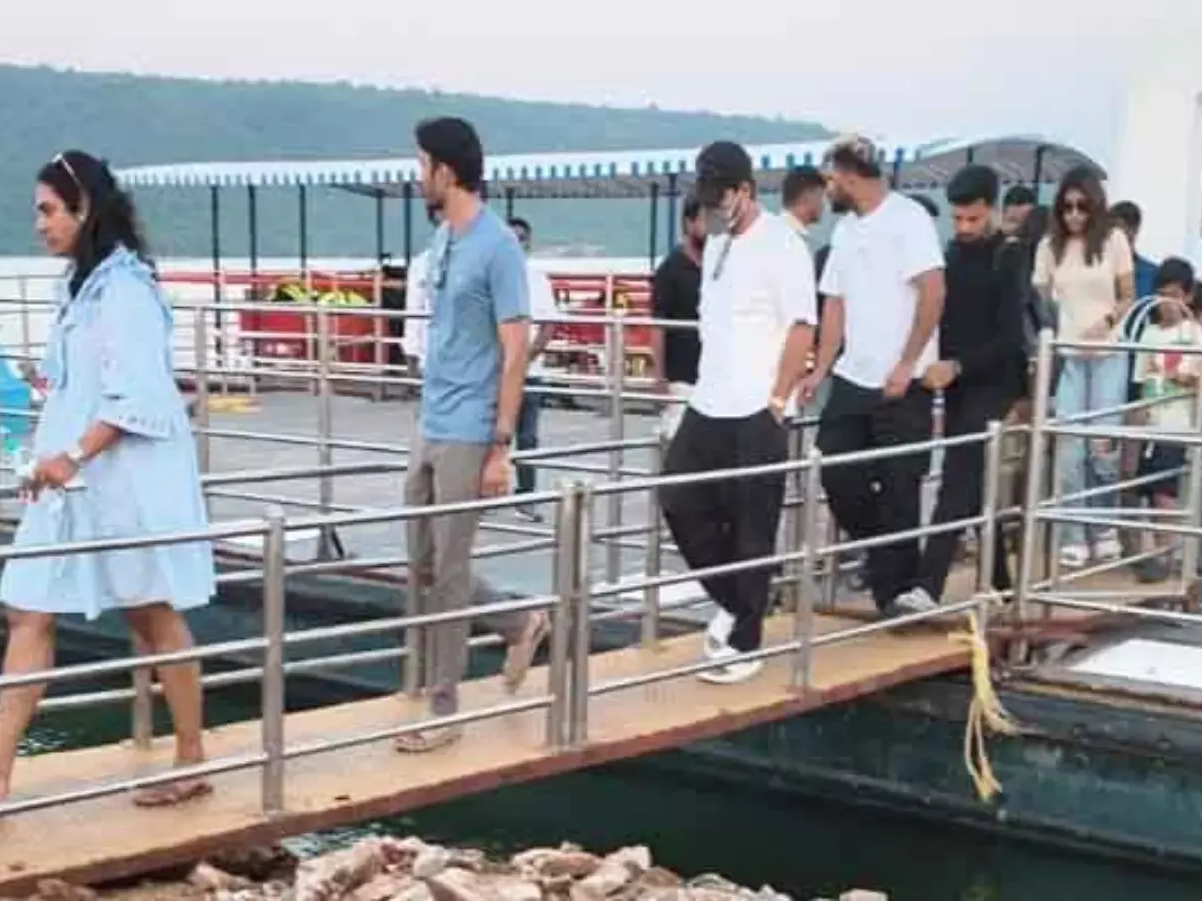 సోమశిలలో సినీ హీరో అల్లు అర్జున్ సందడి