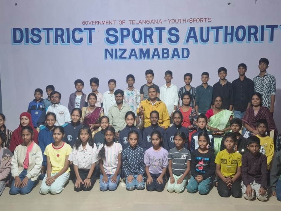 రాష్ట్రస్థాయి యోగాసన పోటీలకు బయలుదేరిన జిల్లా విద్యార్థులు