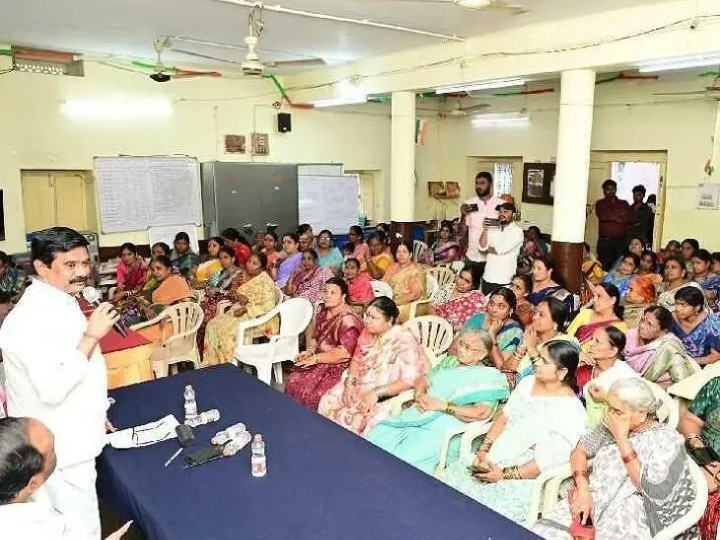 గంగపుత్ర సంఘం మహిళా సభ్యులతో బాల్కొండ ఎమ్మెల్యే