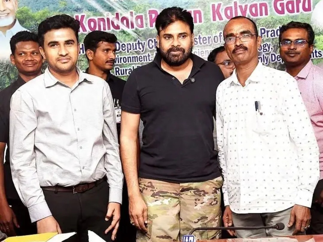 పవన్ పర్యటనలో ఒకే వేదికపై తండ్రికొడుకులు