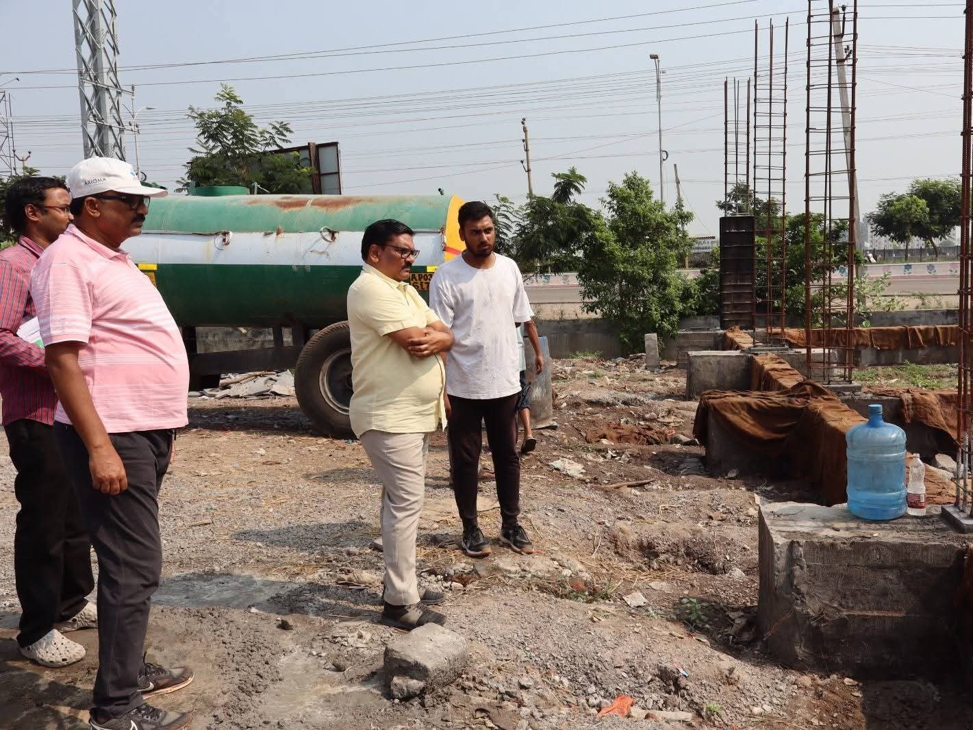 ‘నిర్మాణ పనులను పరిశీలించిన కమిషనర్’