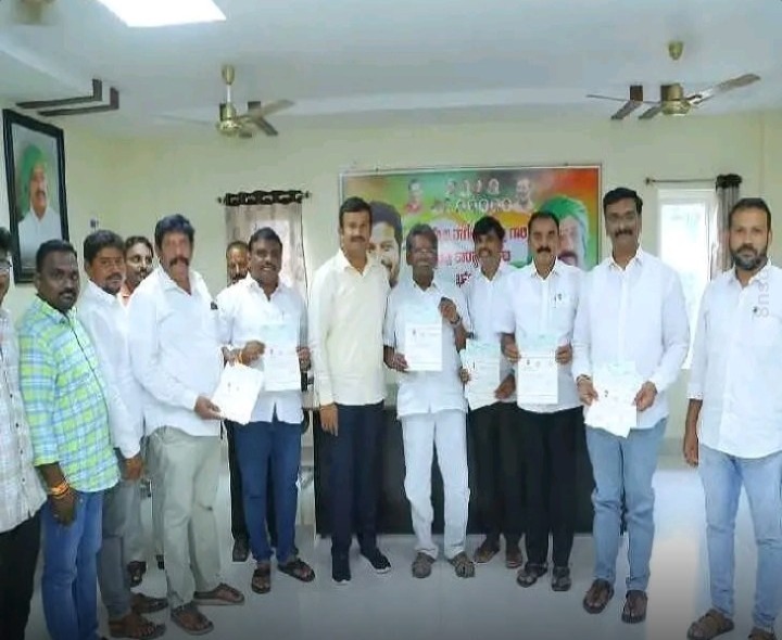 లబ్ధిదారులకు సీఎంఆర్ఎఫ్ చెక్కులు పంపిణీ