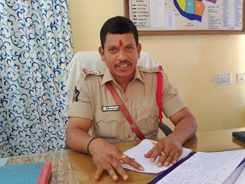 అక్రమ మద్యం విక్రయిస్తున్న ఇద్దరిపై కేసు నమోదు