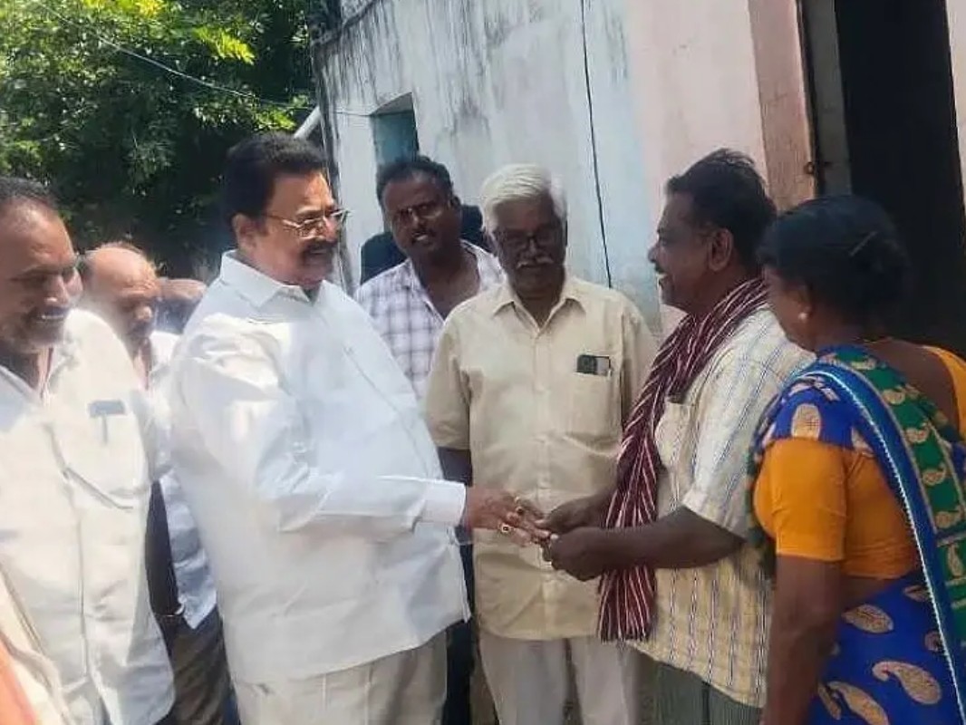 బాధితులను పరామర్శించిన మాజీ ఎమ్మెల్యే