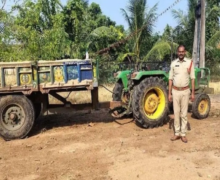 ఇసుక తరలిస్తున్న ట్రాక్టర్‌ను సీజ్ చేసిన ఎస్సై