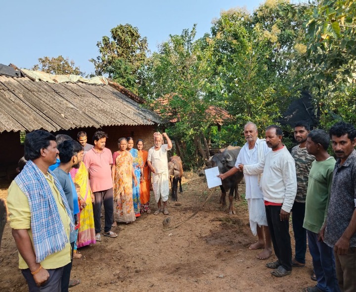 దున్నపోతుకు వినతిపత్రం అందజేసిన రైతులు