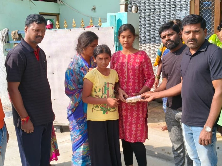 బాధిత కుటుంబానికి అండగా నిలిచిన చిన్ననాటి స్నేహితులు