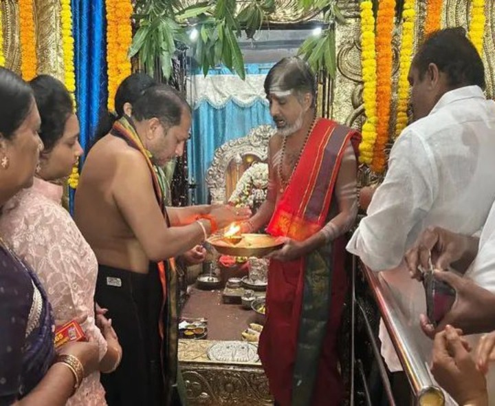 ఆలయంలో ప్రత్యేక పూజలు నిర్వహించిన ఎమ్మెల్యే