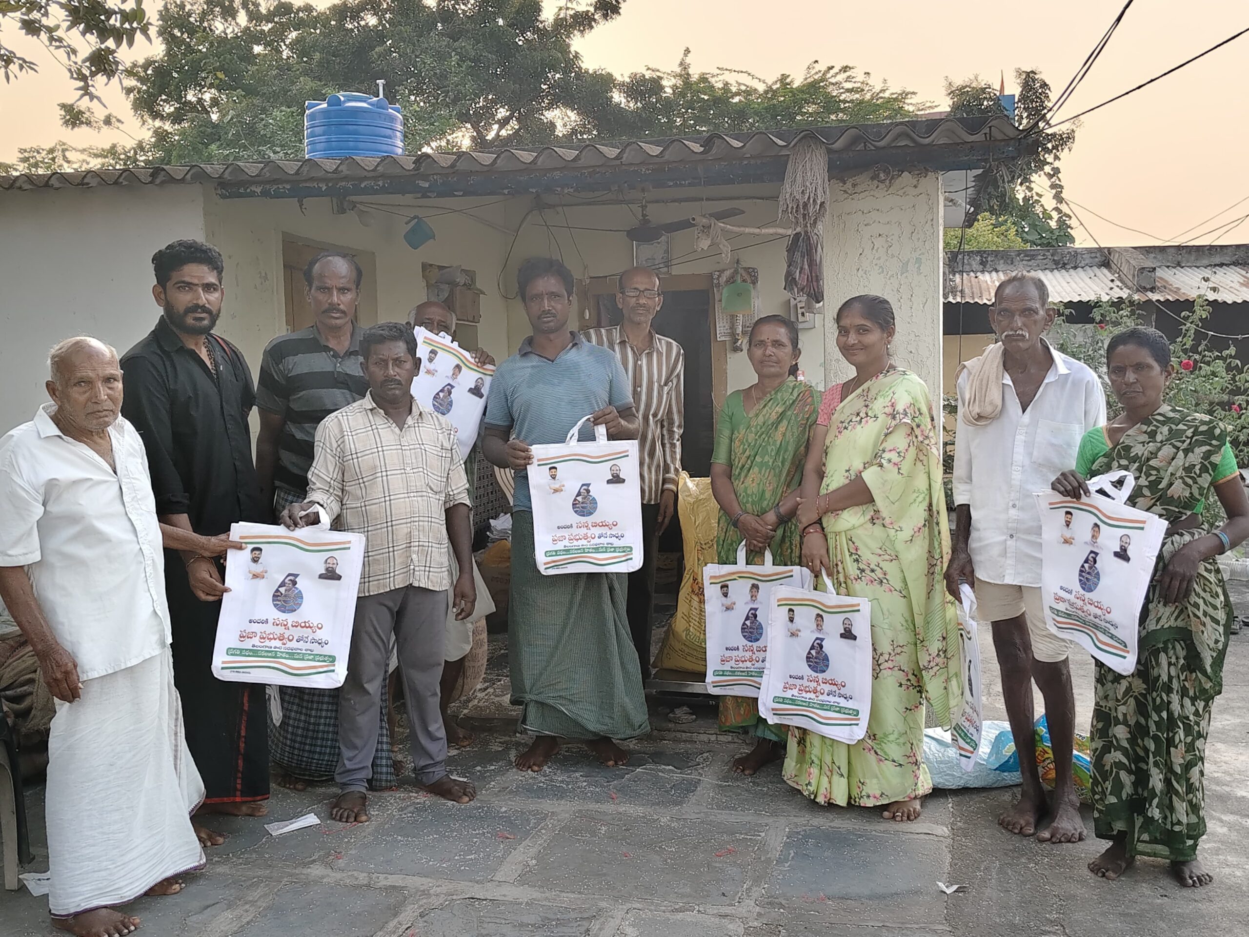 నారాయణపురంలో ఉచితంగా సంచులు పంపిణీ