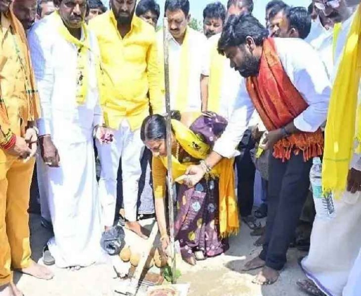 నూతన రహదారికి భూమిపూజ చేసిన టీడీపీ ఇంఛార్జ్