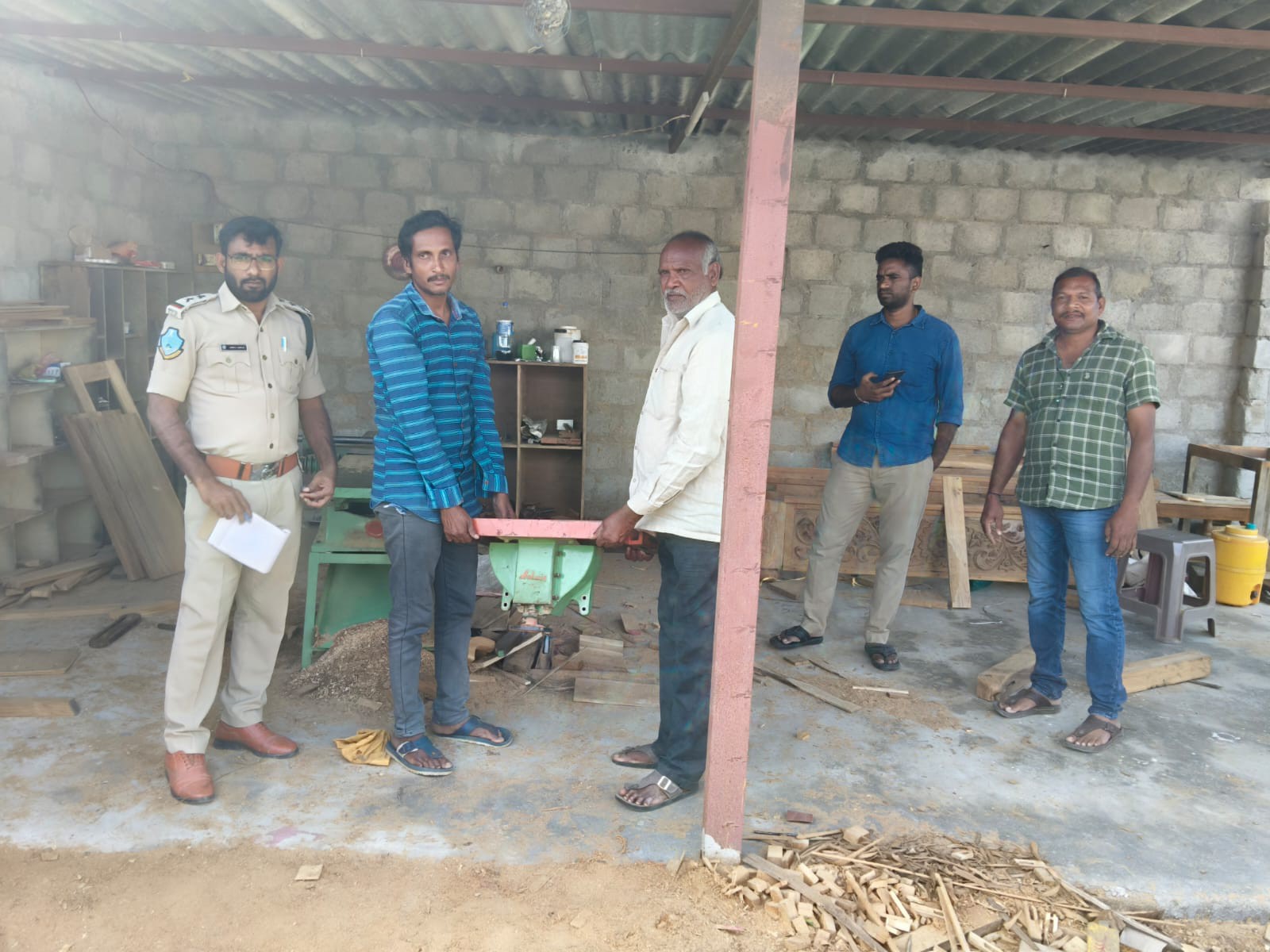 ఫర్నీచర్ తయారీ కేంద్రంపై దాడి