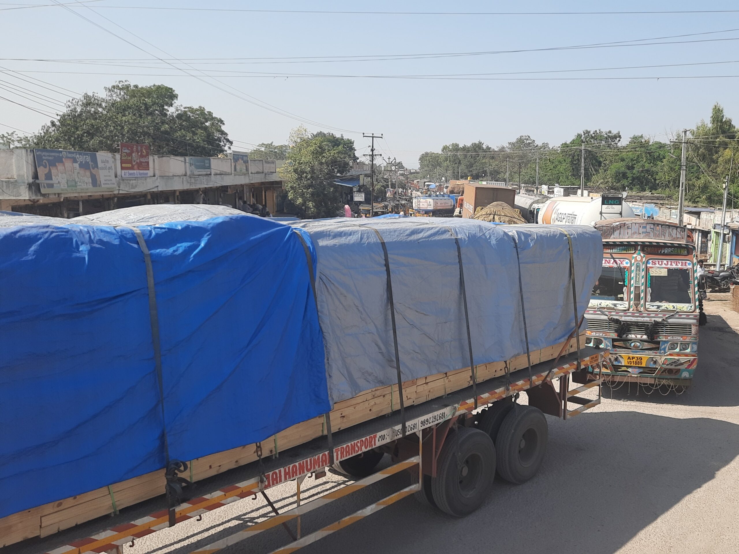 గుత్తి గాంధీ చౌక్ వద్ద ట్రాఫిక్ అంతరాయం