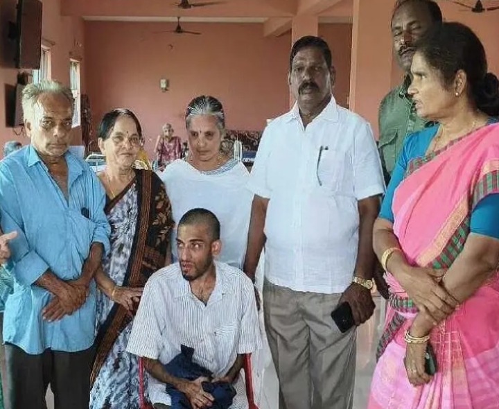 తండ్రి వద్దకు చేరిన తప్పిపోయిన యువకుడు