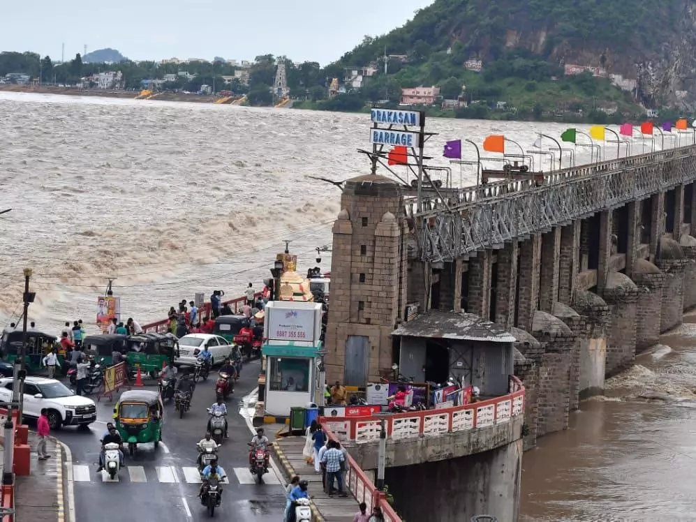 ప్రకాశం బ్యారేజీకి కొనసాగుతున్న వరద ఉధృతి