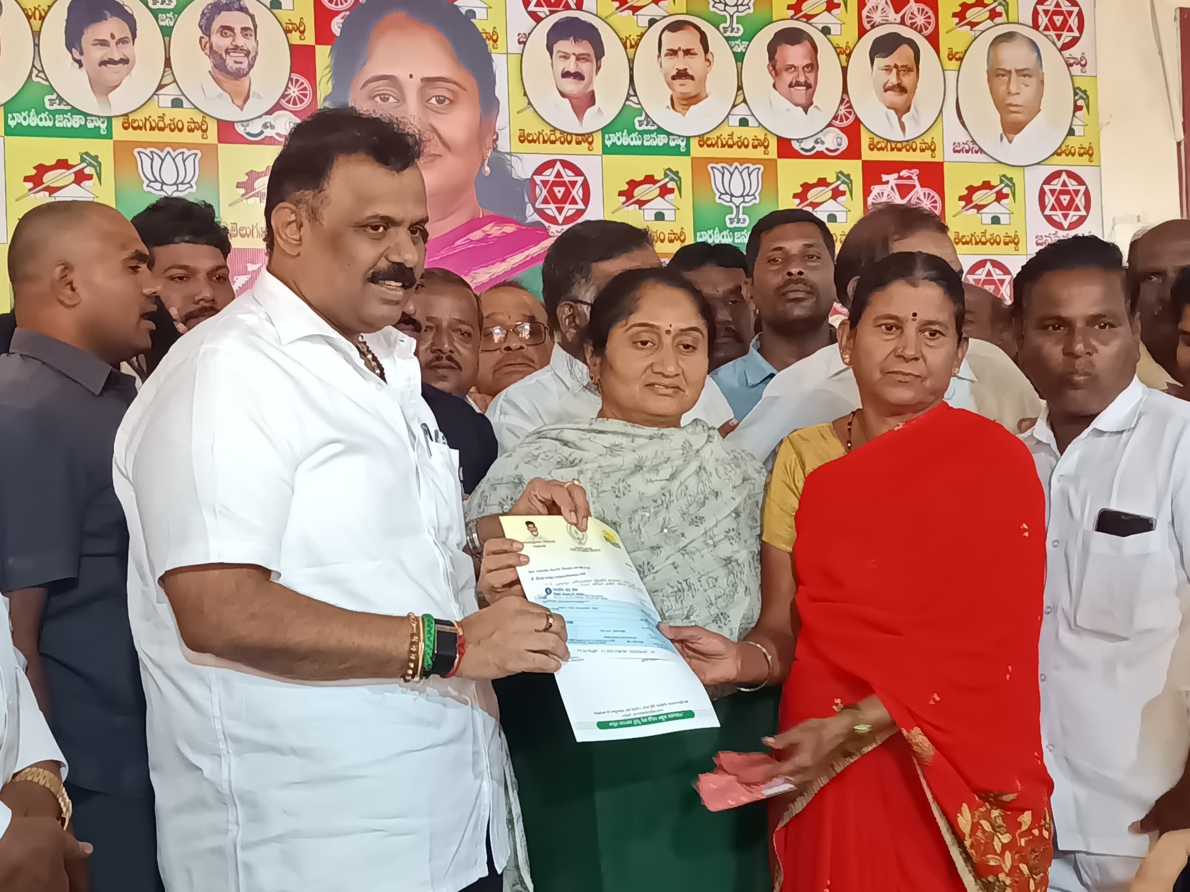 CMRF చెక్కులు పంపిణీ చేసిన మంత్రులు