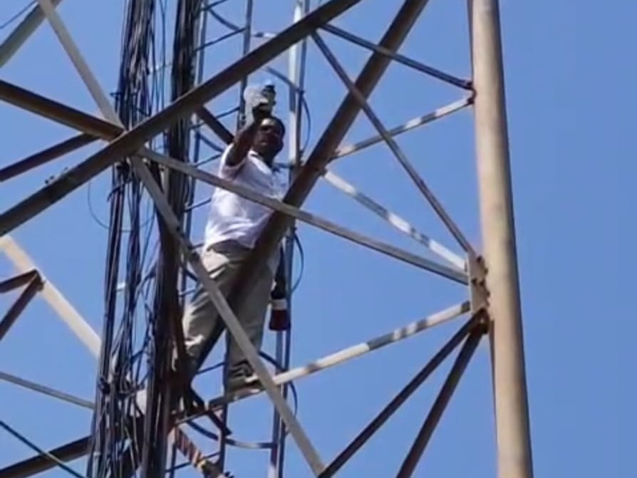 భార్య కాపురానికి రావడం లేదని టవర్ ఎక్కిన భర్త