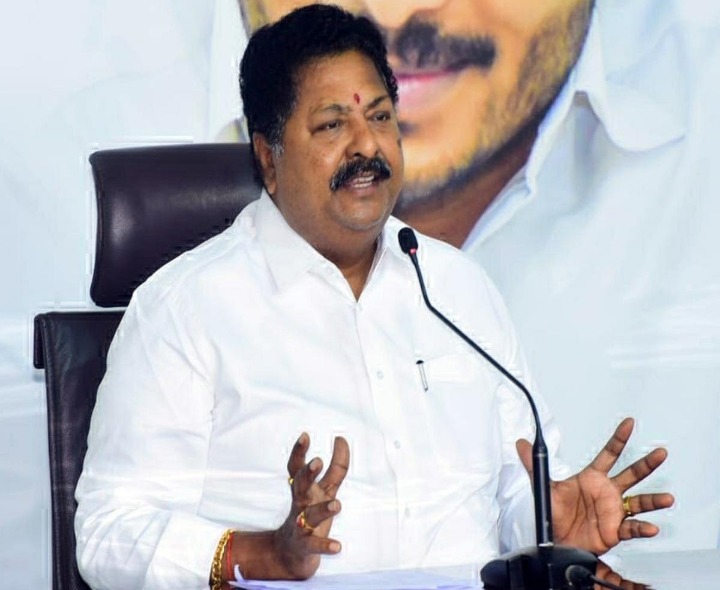 ఇబ్బందుల్లో రైతులు.. ఫారన్‌లో ఎమ్మెల్యేలు: మాజీ మంత్రి