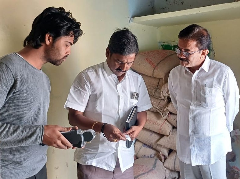 రేషన్ దుకాణాలను ఆకస్మికంగా తనిఖీ చేసిన రెవెన్యూ అదనపు కలెక్టర్