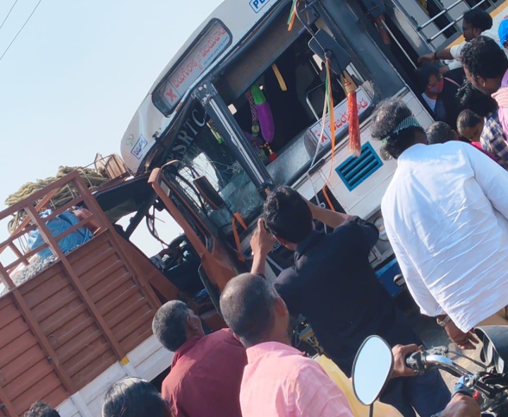 కొర్రపాడు వద్ద ఆర్టీసీ బస్సు, లారీ ఢీ