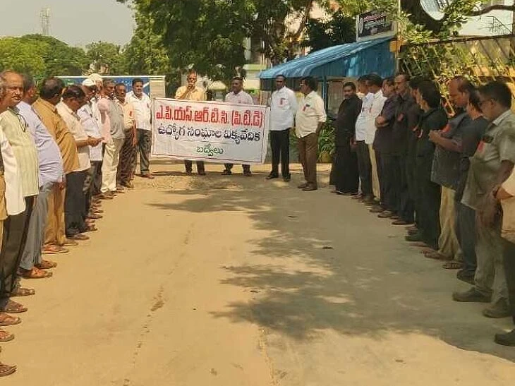 బద్వేలులో ఆర్టీసీ ఉద్యోగుల నిరసన