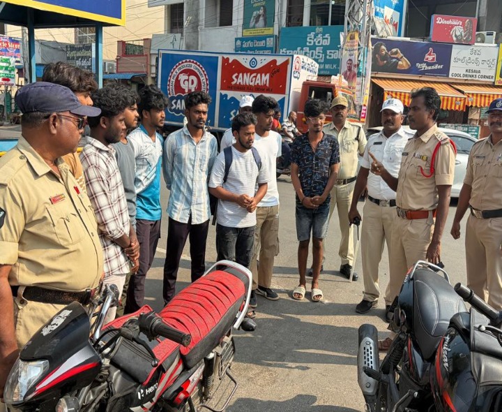బాపట్లలో విద్యార్థులకు ట్రాఫిక్ కౌన్సిలింగ్
