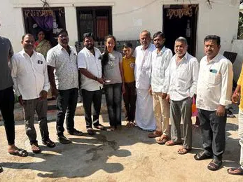 మిత్రుని కుటుంబానికి ఆర్థిక సాయం అందజేత