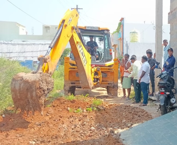 లక్ష్మమ్మ నగర్‌లో రోడ్ల మరమ్మత్తులు