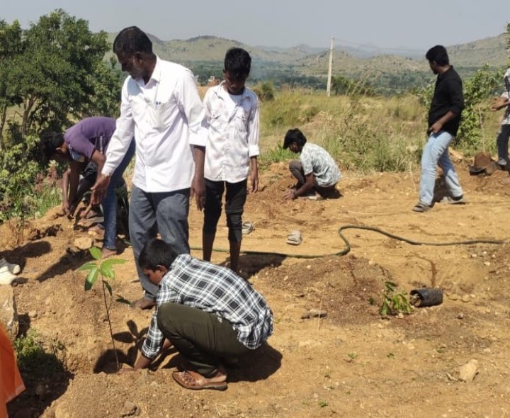కొండపల్లిలో మొక్కలు నాటిన విద్యార్థులు