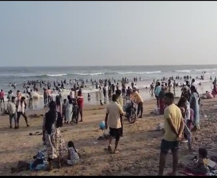భావనపాడు సముద్రపు బీచ్‌లో పర్యాటకులు సందడి