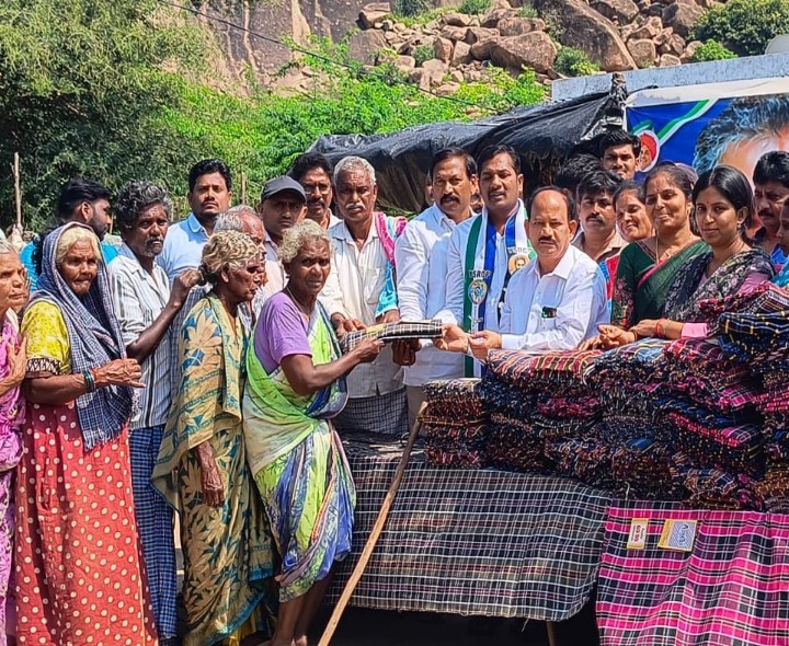 పేదలకు దుప్పట్లు పంపిణీ చేసిన వైసీపీ ఇంఛార్జ్