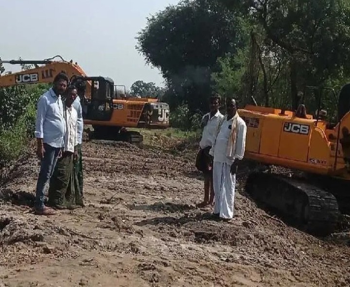 అభివృద్ధి పనులను పరిశీలించిన కాంగ్రెస్ నాయకులు