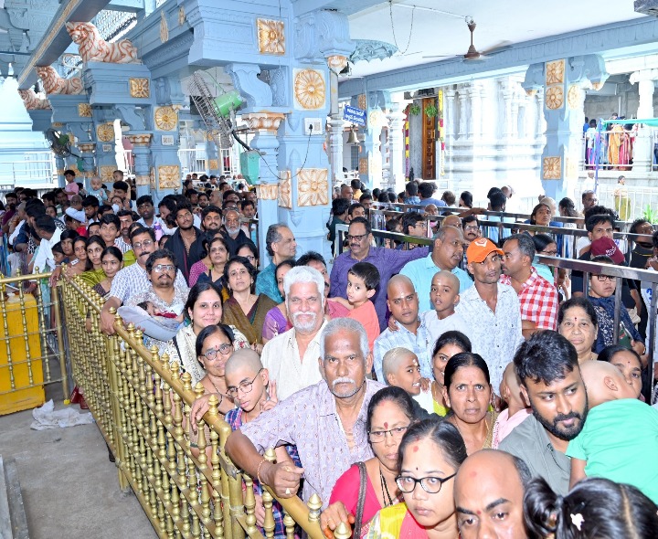 భక్తులతో కిక్కిరిసిన కాణిపాకం