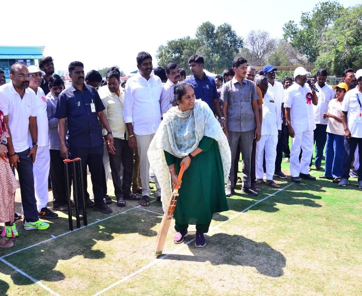 మంత్రి సవిత క్రికెట్ బ్యాట్‌ పట్టి సందడి