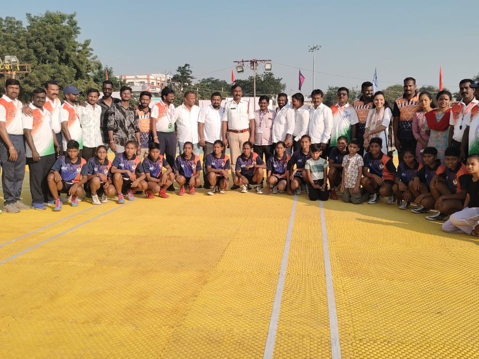 ‘మొదటి బహుమతి పొందిన జిల్లా బాలికల జట్టు’