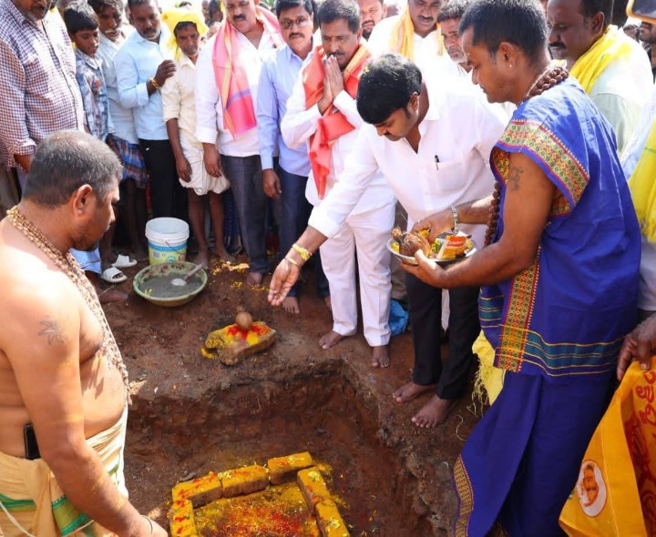 రామాంజనేయపురంలో సీసీ రోడ్డుకు శంకుస్థాపన