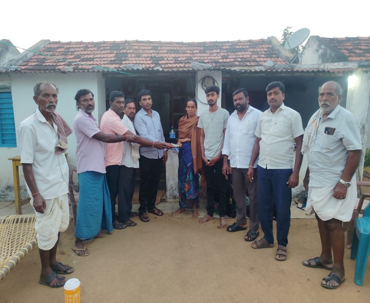 స్నేహితుడి కుటుంబానికి ఆర్థిక సాయం అందజేత