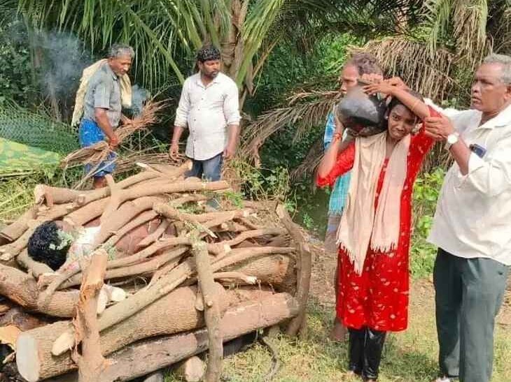 తండ్రికి తల కొరివి పెట్టిన కూతురు