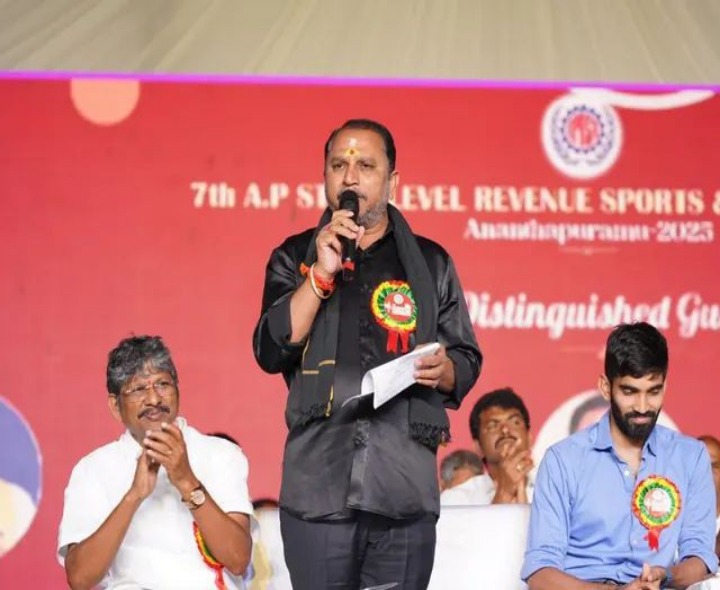 రెవెన్యూ ఉద్యోగులకు ప్రభుత్వం అండ: ఎమ్మెల్యే