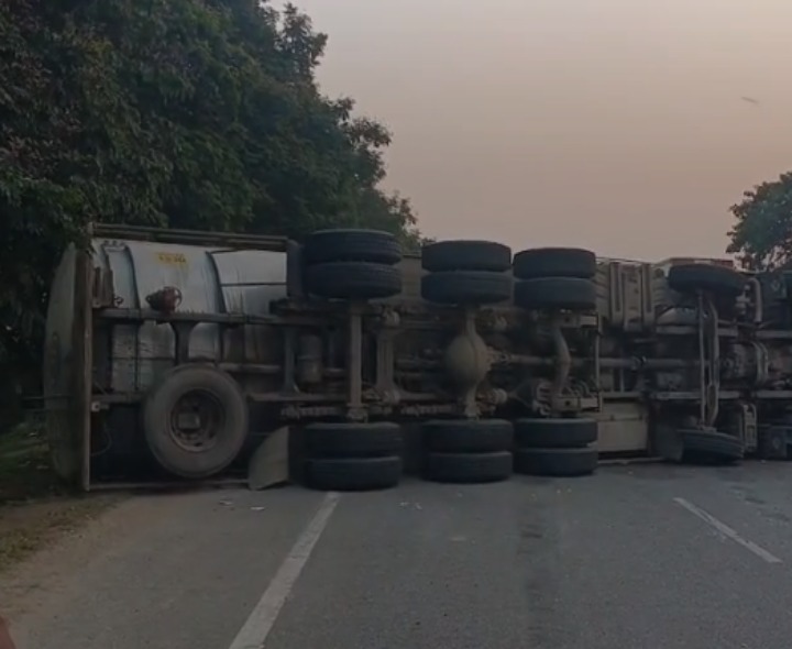 ఆయిల్ ట్యాంకర్ బోల్తా