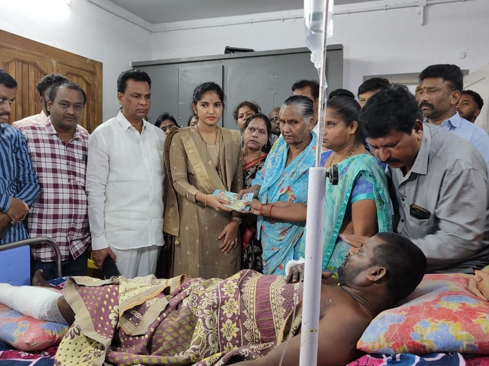 బాధితులకు ఆర్థిక సహాయం చేసిన జడ్పీ ఛైర్మన్ కుమార్తె