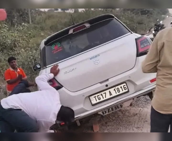 గుంతల రోడ్డుపై అదుపు తప్పిన కారు