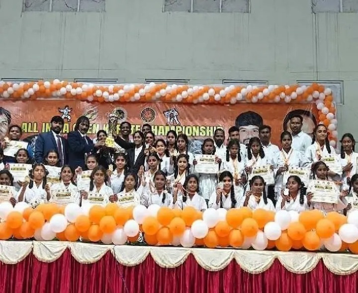 కరాటే ఛాంపియన్‌షిప్‌లో  విద్యార్థులకు పతకాలు