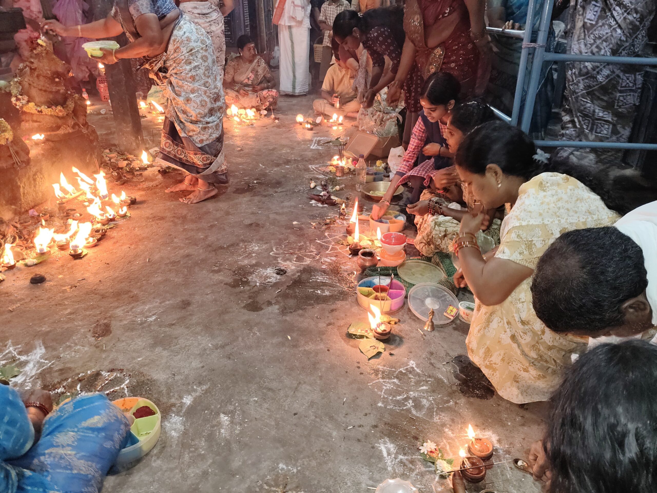 భక్తులతో కిటకిటలాడిన  కమండలేశ్వర ఆలయం